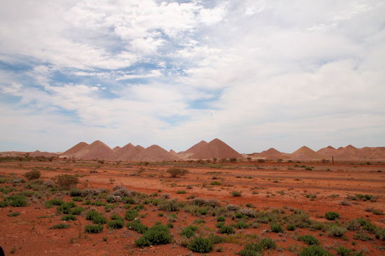 Im Gebiet rund um Coober Pedy sieht man vom Highway aus überall diese Hügel. Sie reichen von kleinen Haufen (etwas mehr als ein Maulwurfshügel) bis zu stattlichen Abraumhalden. Unabhängig von der Größe zeigen diese Hügel an, dass an dieser Stelle nach Opalen gegraben wurde bzw. wird.