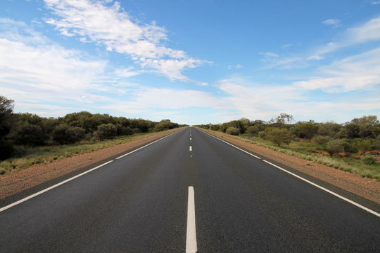 Typischer Highway im Outback - schnurgrade ins Nichts.