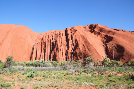 Wenn man nur die klassische Postkartenansicht des Uluru kennt, ist man überrascht, wie unterschiedlich der Berg ist.