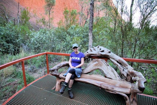 Lizzy genießt die Ruhe (wir waren fast alleine bei unserer Umrundung des Uluru und ganz alleine am Wasserloch) und die schöne Holzbank, die ihr auf Anhieb gefiel.