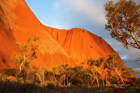 Auf dem letzten Viertel unserer Umrundung ging die Sonne langsam unter und der Uluru begann sich wunderschön zu färben.