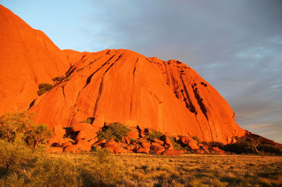 Einfach schön.
Für die Umrundung des Uluru (Basewalk) haben wir in angenehmen Tempo 2.45h benötigt.