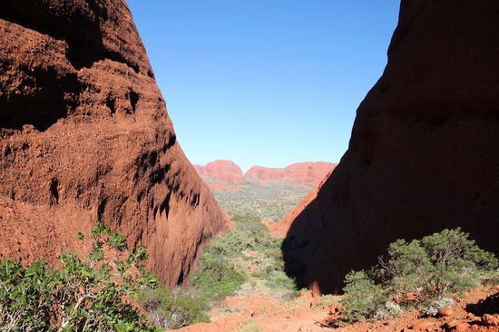 Der fantastische Ausblick vom zweiten lookout. Man kommt durch diese Schlucht mit den riesigen Felswänden zu beiden Seiten und blickt dann hinunter in dieses grüne Tal.