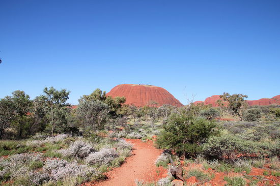 Der Weg durch das zweite Tal ist sehr schön. Den Berg im Hintergrund haben wir Puddingberg genannt, da er uns mit seiner Form und seinen Erosionsrinnen sehr an diesen klassischen gekochten Pudding erinnert hat!