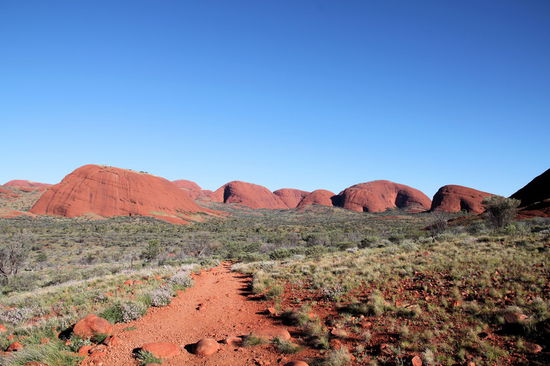 Der Wanderweg stieg langsam wieder an und man hatte einen schönen Ausblick auf die umgebenden Berge.