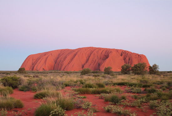Auch kurz nach Sonnenuntergang ist der Uluru noch schön anzusehen.