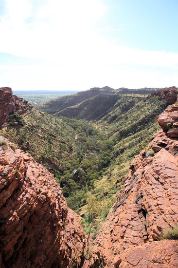 Blick in den Kings Canyon. Unten im Tal verläuft der Creek Walk.