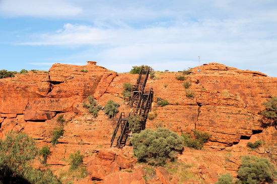 Auf ungefähr halber Strecke muss man mit Hilfe von aufwändigen Treppen in eine Schlucht hinabsteigen, über eine Brücke und hinterher wieder hoch.