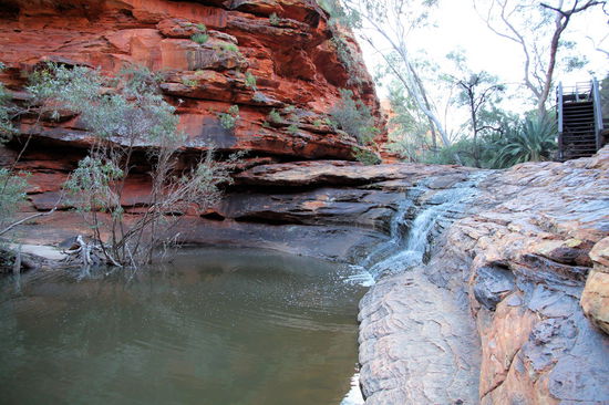 ... ein natürlicher Pool mit Mini-Wasserfall.