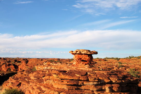 Anschließend haben wir wieder den Rand der Schlucht erklommen und konnten das Farbenspiel der inzwischen tiefstehenden Sonne genießen. 
(Lizzy) Ja, wir sind mal wieder nicht so früh los gekommen... ;O) Aber bei Wanderungen hat es auch mal sein gutes, wenn man erst später am Tag anfängt. Die Sonne brennt nicht mehr ganz so doll und je später es wird, desto besser sind Licht- und Temperaturverhältnisse.
