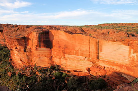 Aber vor allem der Blick in den Canyon ist beeindruckend. Besonders die riesigen glatten Felswände.