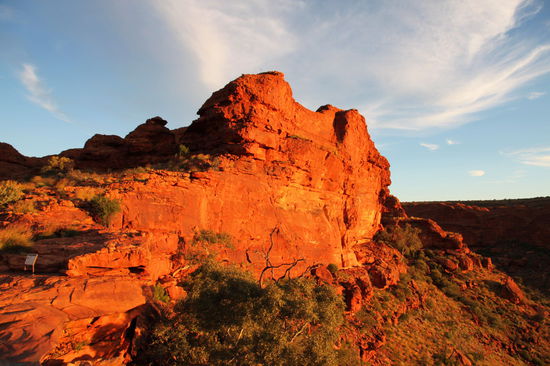 Auf dem letzten Stück des Weges tauchte die untergehende Sonne die Felsen in ein intensives Orange.