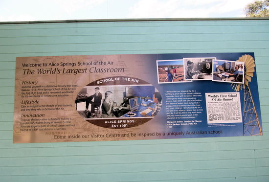 Informations-Poster außen am Gebäude der 'School of the Air'.