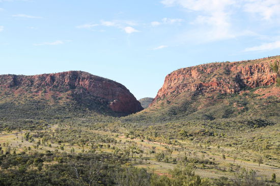 Auf der anderen Seite des Cassia Hill hatten wir einen schönen Blick auf unser nächstes Ziel, die Simpsons Gap.