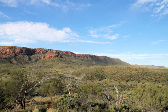 Die schönen Berghänge der West MacDonnell Range.