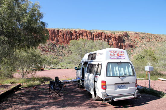 Wir verbrachten eine Nacht auf dem Campingplatz des Glen Helen Resorts. Da wir am Vorabend erst im Dunkeln ankamen, waren wir am nächsten Morgen überrascht von der schönen Aussicht auf die Berge, die wir dann zum Frühstück hatten.