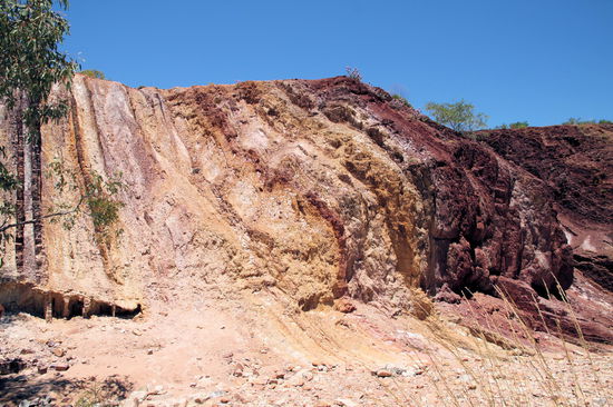 Die Ochre Pits. Hier haben bereits die Vorfahren der Aborigines Ocker abgebaut. Innerhalb weniger Meter findet sich Ocker in den verschiedensten Farben.