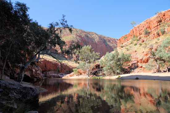 Die Ormiston Gorge. Hier haben auch einige kälteunempfindliche Personen gebadet. Nichts für uns.