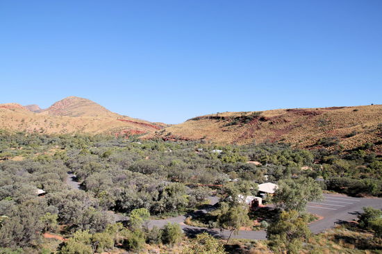 Der erste Anstieg des Ghost Gum Walk. Ein schöner Blick auf den Parkplatz und den dahinter liegenden Campingplatz des Nationalparks (warme Dusche, sauber und günstig), den wir empfehlen können!
