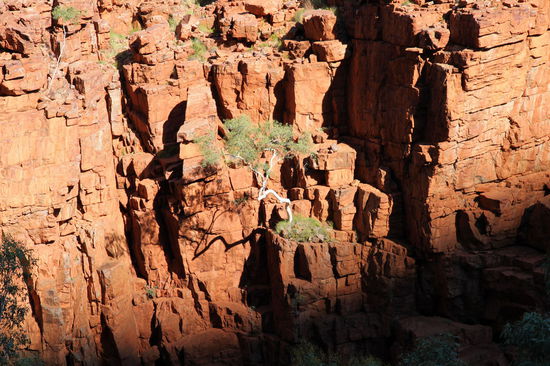 Bei der Wanderung hat man einen sehr schönen Blick auf die gegenüberliegenden Felswände.