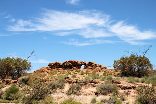 Die unterschiedlich erodierten Gesteinsschichten bilden tolle Felsformationen. Teilweise wirken sie wie alte, stark verwitterte Steinmauern, die sich durch die Landschaft ziehen.