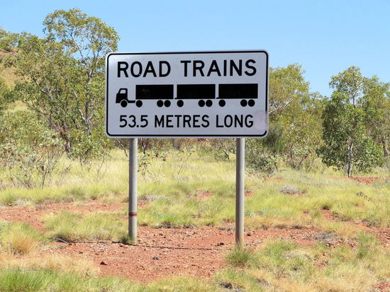 Und diese Warnschilder stehen auch nicht grundlos herum. Mit einem nicht sonderlich sprintstarken Campervan, macht weder das Überholen von road trains noch das überholt werden sonderlich viel Spaß. Beides kam aber nur selten vor.