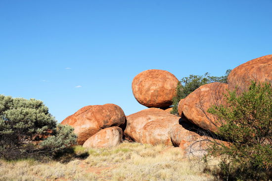 Auf dem Weg nach Norden wurde es immer heißer. Die Hitze konnte uns aber nicht davon abhalten bei den Devils Marbles (Murmeln des Teufels) anzuhalten. Durch Verwitterung und Erosion wurden diese runden Felsformationen geschaffen.