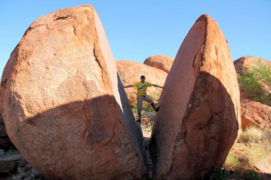 Ein sehr beliebtes Fotomotiv! Allerdings ist es nicht ganz leicht mit meinem durchtrainierten Astralkörper und sonnencremeverschmierten Füßen in Flip Flops, halbwegs anständig in dieser Felsspalte auszusehen! 