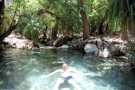 Hier hab wenigstens ich mich ins Wasser getraut! Und bevor dumme Rückfragen per Mail kommen: Ich habe mich nicht in Stefan Raab verwandelt und ich habe weiterhin einen Hals, auch wenn es bedingt durch die Lichtbrechung des Wassers anders aussieht!