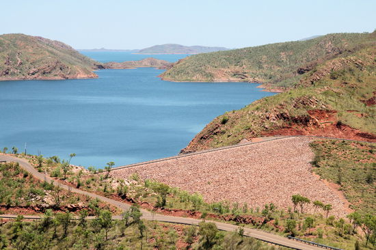 Unser erstes Ziel in WA war der Lake Argyle. Unten im Bild die Staumauer und dahinter kann man einen kleinen Teil des Stausees sehen. Der Lake Argyle ist ein riesiger Stausee, der zur Bewässerung der landschaftlichen Flächen in den Ost-Kimberleys dient. Die kleine Staumauer (gebaut 1972) ist die effektivste der südlichen Hemisphäre, gemessen am Volumen der Staumauer und dem Volumen des aufgestauten Wassers. Je nach Wasserstand ist der See 700 bis 1.000 Quadratkilometer groß.