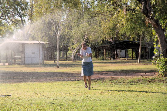 Mit maximal 90 km/h kamen wir gemütlich aber zuverlässig am nächsten Campingplatz an. Obwohl Fitzroy Crossing eine eher trockene Gegend ist, wurde der Rasen auf dem Campingplatz dauerbewässert (die Rasensprenger liefen 24 Stunden durch). Lizzy war so heiß, dass sie sich direkt am nächsten Sprinkler abkühlte. 
(Lizzy) Abkühlung!!!! Das tat so gut! Habe mich immer wieder ein bisschen besprenkeln lassen.