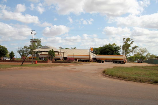 Ein road train in voller Länge. Was auf den ersten Blick aussieht wie drei hintereinander geparkte LKWs ist wirklich nur einer. Es ist nicht so leicht ein Foto von einem road train zu machen, da sie an den Highways immer eigene Parkplätze haben, die meist einige Kilometer von den Parkplätzen für Nicht-LKWs entfernt sind.
