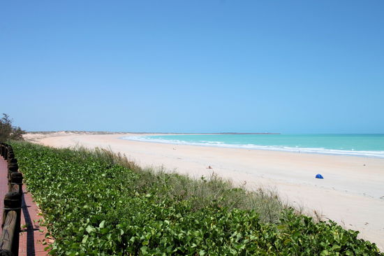 Cable Beach - der Strand von Broome! Wir sind nicht lange geblieben, denn es war sehr heiß, sehr hell und noch dazu windig.