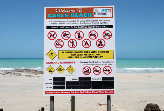 ... vielen Verboten und Vorschriften am Cable Beach? Vielleicht hatte er Angst gegen "no nudity" zu verstoßen, da er keine Textilien über dem Gefieder trug? 
Für mich fehlt noch der Hinweis auf dem Schild: "Wenn Sie dieses Schild aufmerksam und komplett lesen, dann setzen Sie sich der ernsthaften Gefahr eines Sonnenstichs aus!"