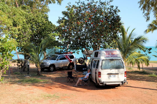 Nach der ersten Nacht wechselten wir den Campingplatz. Die Krageneidechse und die schönen neuen Sanitäreinrichtungen konnten den Übernachtungspreis im Tarangau Caravan Park leider nicht rechtfertigen. Daher wechselten wir auf den Roebuck Bay Caravan Park, der für den gleichen Preis viel angenehmer war! Wie man auf dem Bild vielleicht erkennen kann, standen wir dort in zweiter Reihe zum Strand und hatten Meerblick.