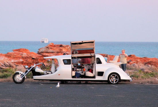 Abends sind wir zum Entrance Point gefahren um den Sonnenuntergang zu bewundern. Hier habe ich dieses tolle Gefährt vor die Linse bekommen. Ein deutscher TÜV Mitarbeiter müsste wahrscheinlich tief durchatmen und die restlichen Termine des Tages streichen, wenn diese Eigenkonstruktion zur TÜV Abnahme vorgefahren käme! Vorne ist es auf jeden Fall ein Trike. In der Mitte gibt es Flügeltüren und einen luxuriösen Innenraum. Das Ende ist eher ein hot rod mit aufgesetztem Kindersitz. Eine wirklich interessante Kombination.