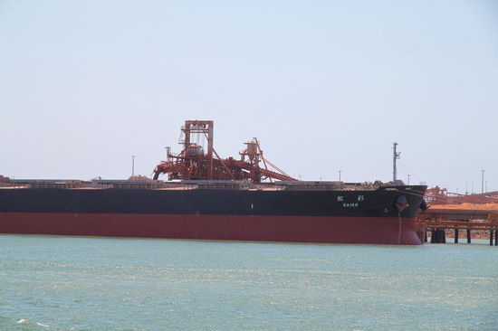 Hier wird gerade ein (ich glaube chinesisches) Schiff mit Eisenerz beladen. Das meiste Eisenerz wird nach Japan und China verschifft.