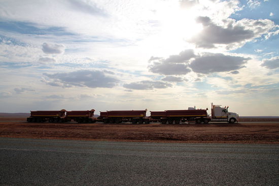 Hier ein normaler Standard road train. Maximale Länge ist 53,5 Meter. Leider parkt in zweiter Reihe noch ein road train, daher sind die einzelnen Anhänger nicht so gut zu erkennen. Die vorderen vier Anhänger (der dritte ist verkürzt, damit die Maximallänge nicht überschritten wird) gehören jedenfalls alle zu einem road train!
