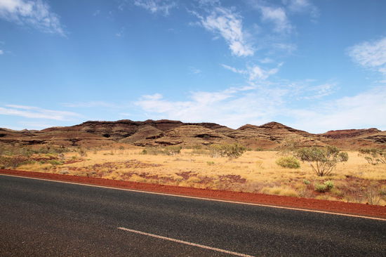 Kurz vor dem Karijini NP kamen bereits die ersten beeindruckenden Berge in Sicht.