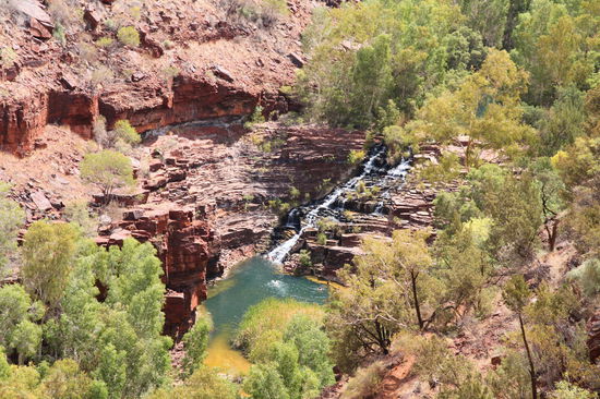 Unten in der Schlucht liegen die Fortescue Falls.