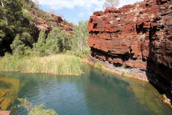 Im Pool am Fuße der Wasserfälle kann man auch schwimmen. Das Wasser ist sehr klar und kühl, was bei der Hitze von vielen in Anspruch genommen wurde.