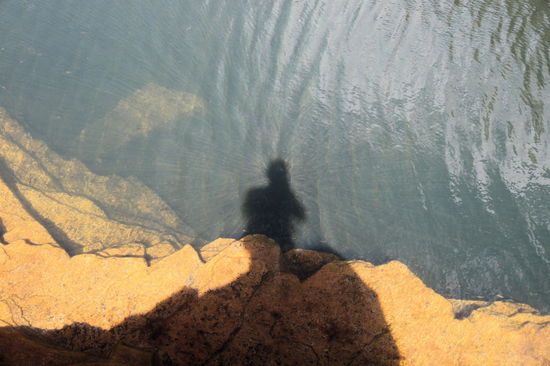 Ein Selbstportrait von einer Klippe in den Pool.