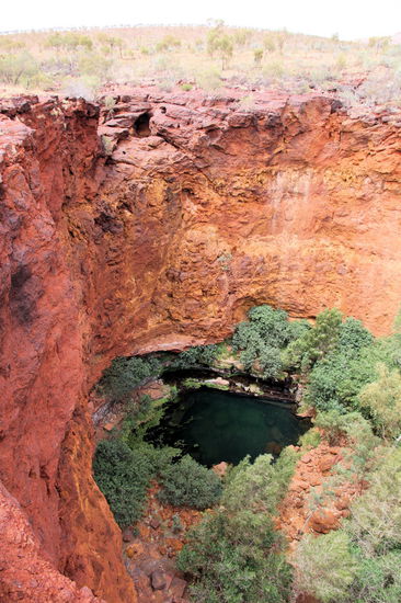 Lizzy ist bis zu diesem lookout oberhalb der Schlucht mitgekommen und hat sich danach ein schattiges Plätzchen gesucht, da ihr die Hitze weiterhin schwer zusetzte. Im Bild der Blick vom lookout hinunter in die Schlucht auf den Circular Pool.
(Lizzy) Ja, ich fühlte mich wie unser Campervan. Bei dem funktioniert die Kühlvorrichtung auch nicht mehr bei 40 Grad im Schatten. Leider war auch mein schattiges Plätzchen unter einem Sonnensegel nicht wirklich kühl. Die Temperaturen im Sommer müssen unglaublich sein!