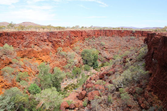 Dies ist die Schlucht, die zum Circular Pool führt. Oben rechts kann man in die Schlucht hinabsteigen, dann geht man (Richtung links unten) bis zum Ende der Schlucht, wo der Pool liegt. Wenn man nicht trödelt, dann dauert der Weg vom Parkplatz bis zum Circular Pool und zurück ebenfalls gut eine Stunde.