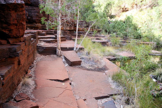 Unten in der Schlucht läuft man über diese Gesteinsschichten. Teilweise sind die Flächen so grade, glatt und rechteckig, dass man das Gefühl bekommt, der Bereich wurde künstlich angelegt.