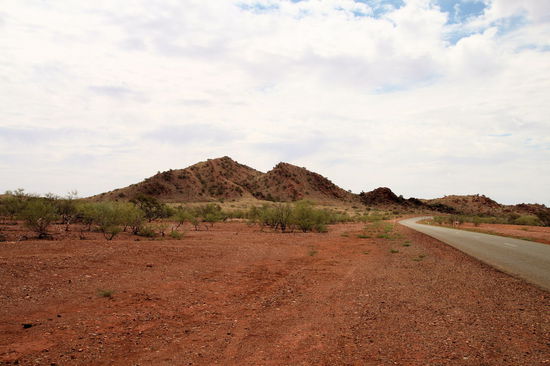 Auf dem Weg von Tom Price an die Westküste gab es die ersten 100 Kilometer noch schöne Berge und Felsformationen zu bewundern, danach wurde es deutlich langweiliger.