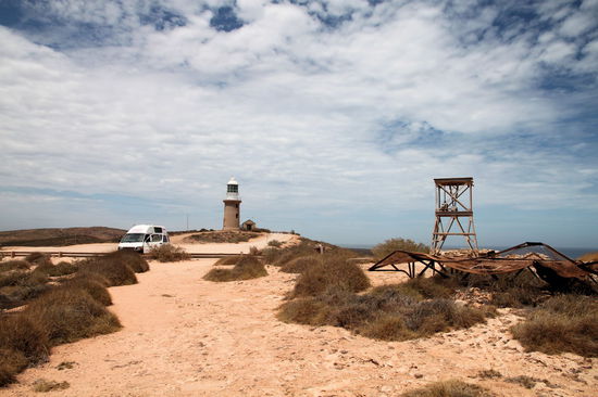 Der Hügel mit dem Leuchtturm (Vlamingh Head Lighthouse), unserem Campervan und irgendwelchen militärischen Resten des zweiten Weltkriegs.