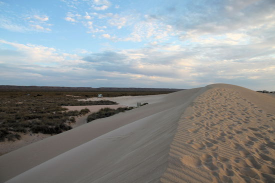 Am Rande des Cape Range NP liegen diese riesigen Sanddünen. Neben einer solchen Düne wirkt unser Camper richtig zierlich.