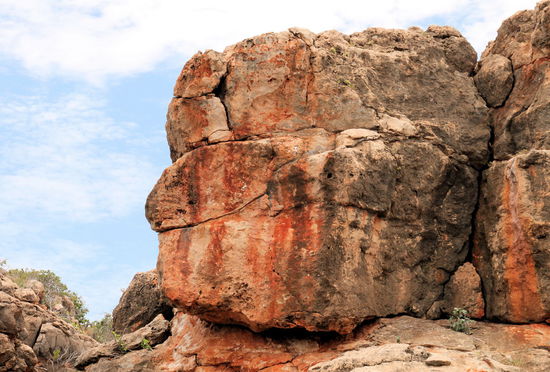 Dieser Felsblock sieht aus wie das Profil eines grinsenden Kopfes (schaut nach links). Aus diesem Grund wurde/wird er auch von den Aborigines verehrt.