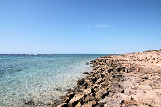 Die Oyster Stacks. Angeblich eines der besten Schnorchelgebiete im Cape Range NP. Da die Korallen hier sehr nahe an der Wasseroberfläche liegen, darf man hier nur in einem kurzen Zeitfenster bei Flut Schnorcheln. Leider waren wir durch unsere Bootstour eine Stunde zu spät.